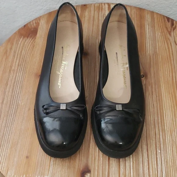 SALVATORE FERRAGAMO Classic Vara Black/Black Patent Bow Pump - Picture 2 of 12